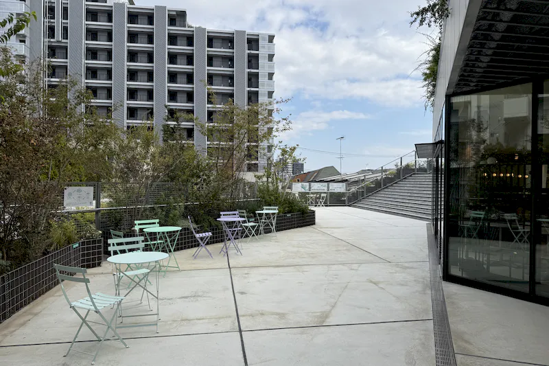 【KOMAZAWA Park Quarter】【駒沢大学駅徒歩1分】カフェ横の緑あふれるテラス空間「KOMAZAWA Park Quarter Biotope」