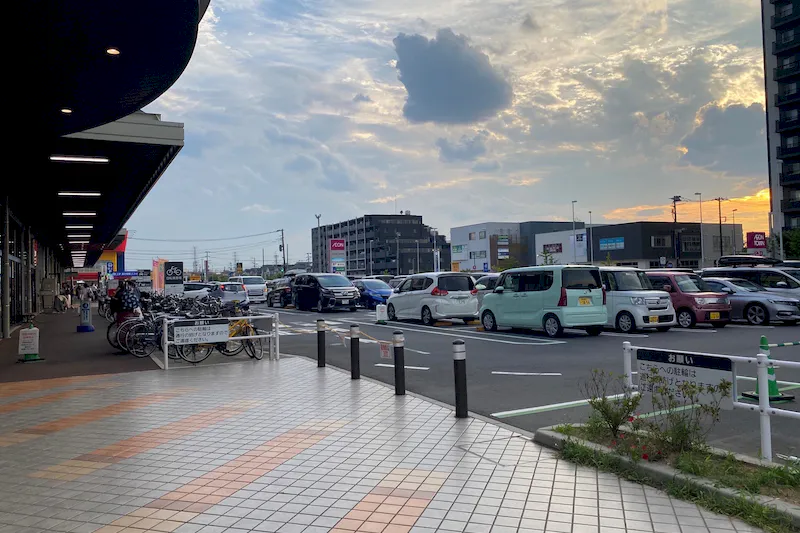 【イオンタウン吉川美南】キッチンカー等の食物販イベントに最適な地域密着型のショッピングモール館内出入口近くの屋外イベントスペース（西駅前広場屋外）