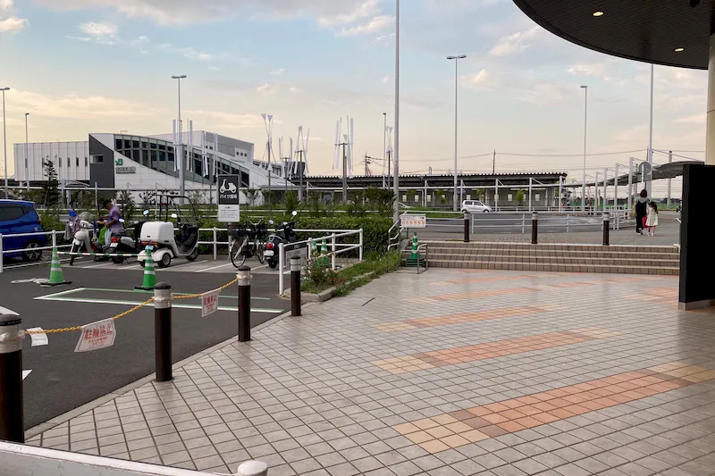 【イオンタウン吉川美南】キッチンカー等の食物販イベントに最適な地域密着型のショッピングモール館内出入口近くの屋外イベントスペース（西駅前広場屋外）
