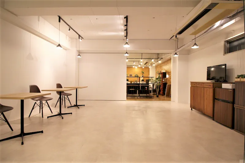 【渋谷駅3分】雑誌撮影や新商品の展示会に最適な白レンガ、木目、白背景3つの壁面でシーン撮影ができる渋谷神南エリアに位置する控室付きビル内スタジオ