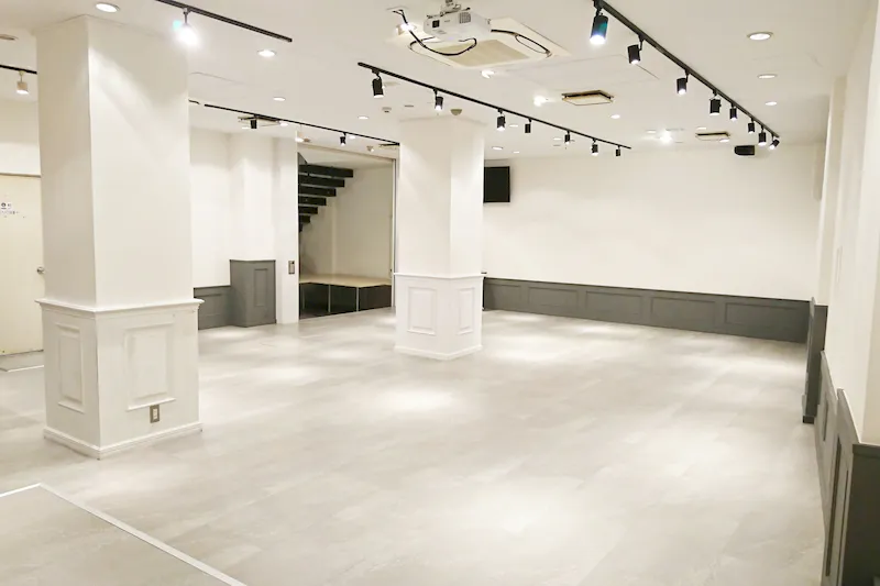 【明治神宮前(原宿)駅1分】ラフォーレ原宿裏通りの好立地！2フロアでの展示会、ポップアップ、チェキ会、控室など多様な用途に適したスペース
