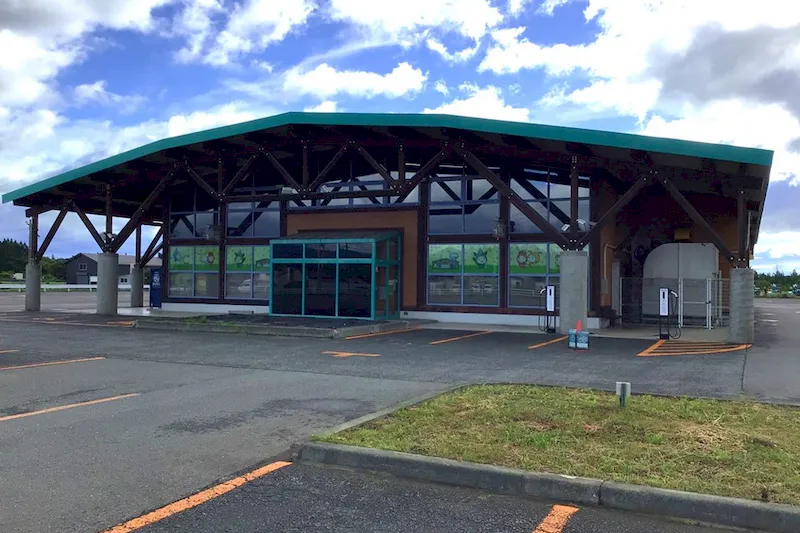 【ダイナム十和田店ゆったり館｜割引キャンペーン実施中】キッチンカーやプロモーションに最適なアミューズメント施設のイベントスペース（出入口）