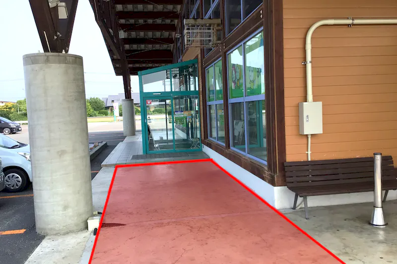 【ダイナム十和田店ゆったり館｜割引キャンペーン実施中】キッチンカーやプロモーションに最適なアミューズメント施設のイベントスペース（出入口）