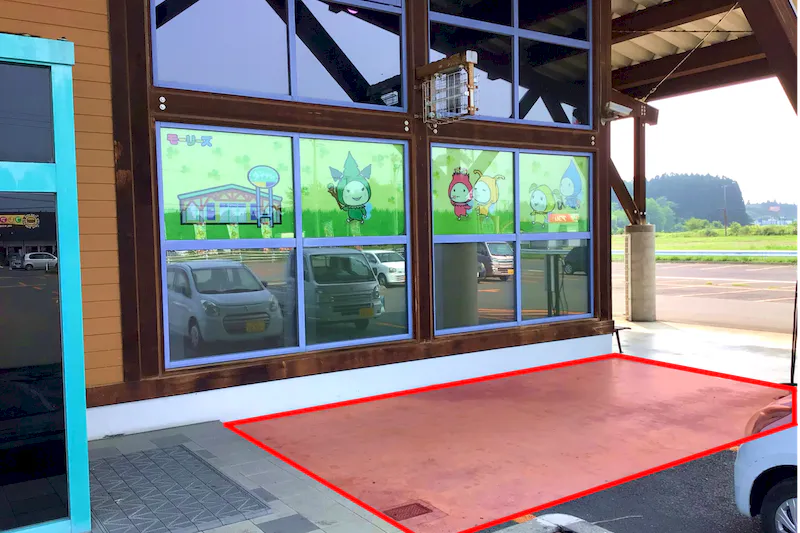 【ダイナム十和田店ゆったり館｜割引キャンペーン実施中】キッチンカーやプロモーションに最適なアミューズメント施設のイベントスペース（出入口）