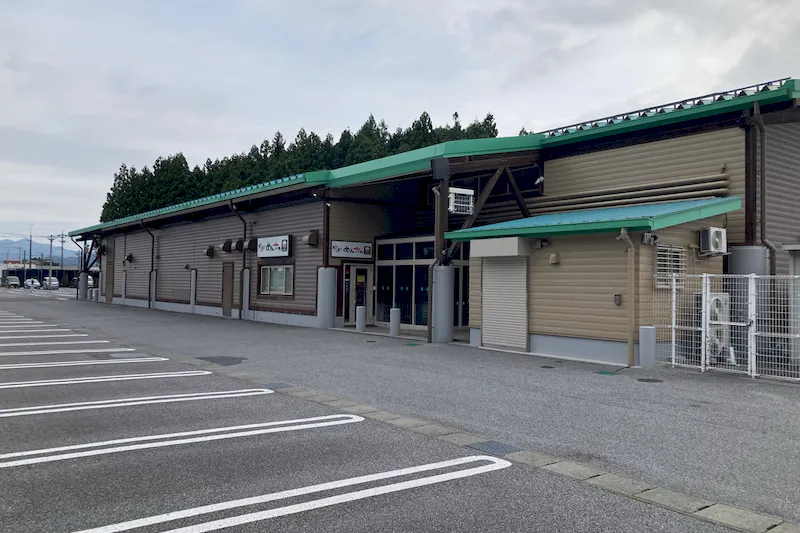 【ダイナム栃木今市店｜割引キャンペーン実施中】キッチンカーや各種プロモーションイベントに最適なアミューズメント施設のイベントスペース（店舗食堂側）