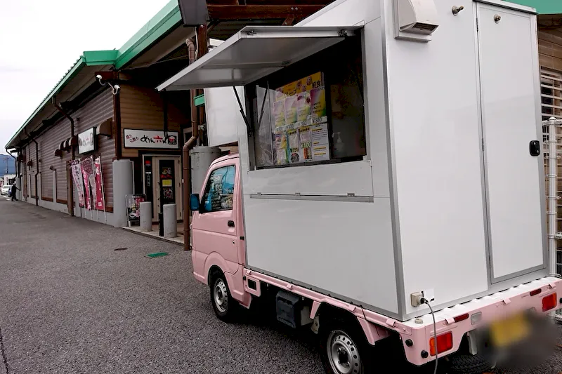 【ダイナム栃木今市店｜割引キャンペーン実施中】キッチンカーや各種プロモーションイベントに最適なアミューズメント施設のイベントスペース（店舗食堂側）