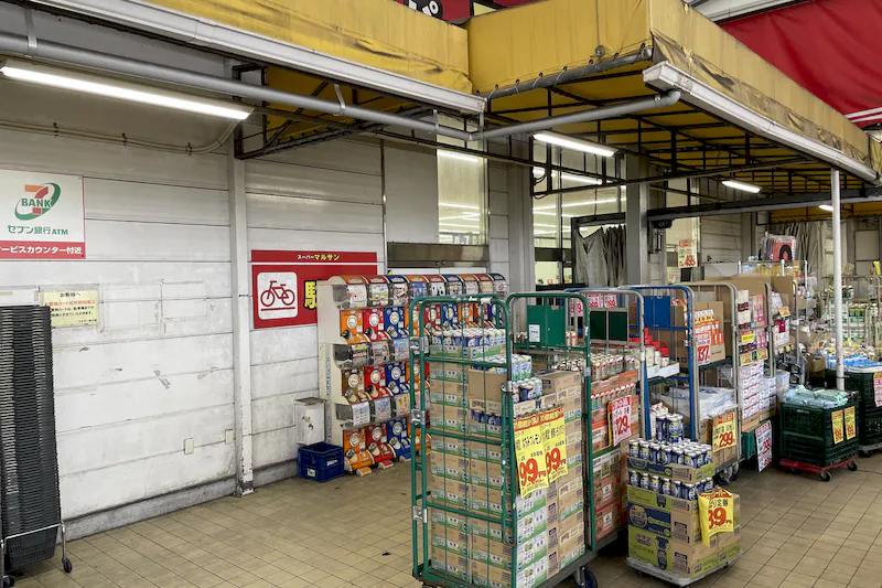 【マルサン吉川店】プロモーションに最適なレジ通過後の導線上に位置するスペース ※平日のみ利用可能