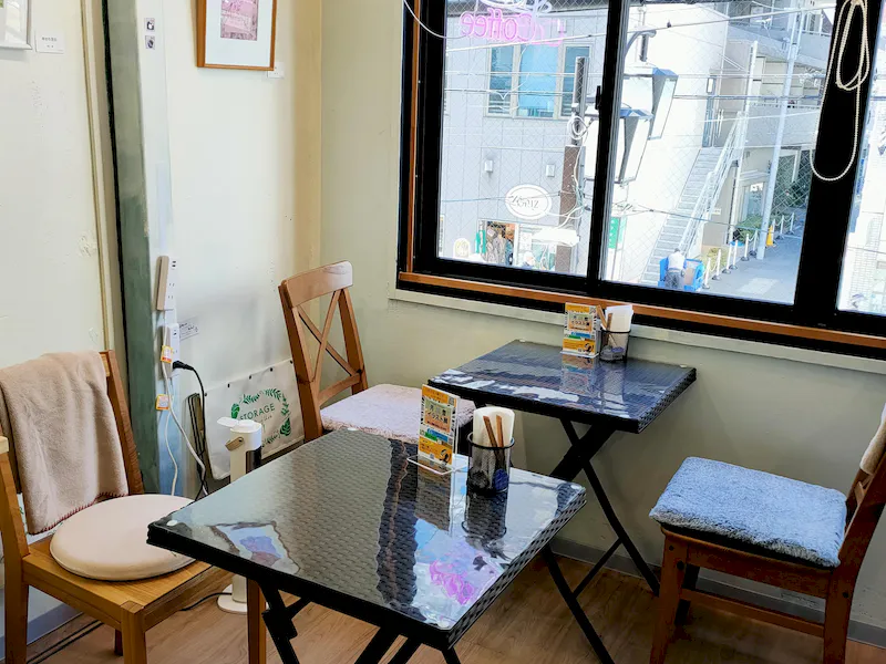 二階カフェスペース。作品展示や物販コーナーがあります