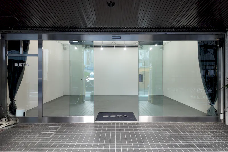 【乃木坂駅6分】 各種ポップアップストアや展示販売会に最適なガラス張りで視認性の高い白基調の路面スペース