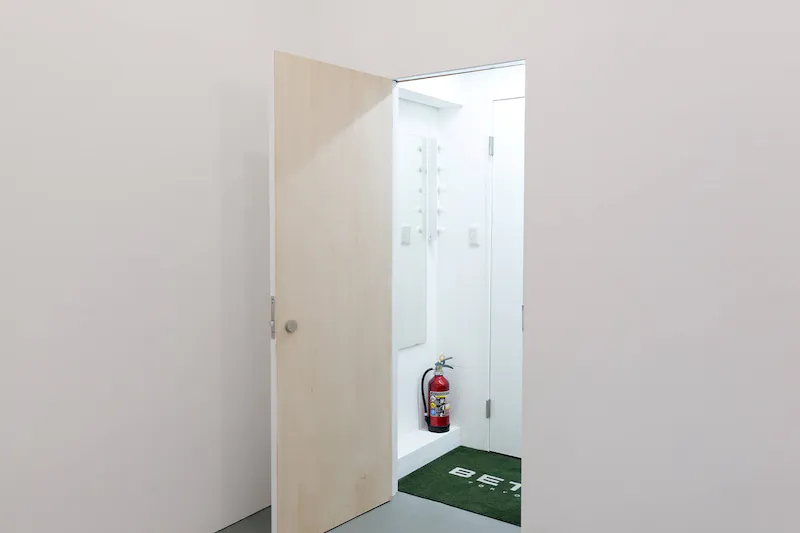 【乃木坂駅6分】 各種ポップアップストアや展示販売会に最適なガラス張りで視認性の高い白基調の路面スペース
