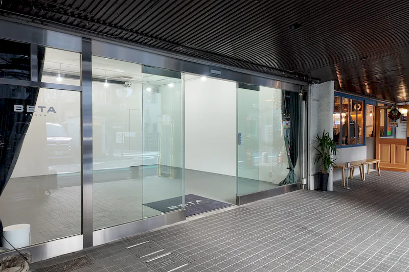 【乃木坂駅6分】 各種ポップアップストアや展示販売会に最適なガラス張りで視認性の高い白基調の路面スペース