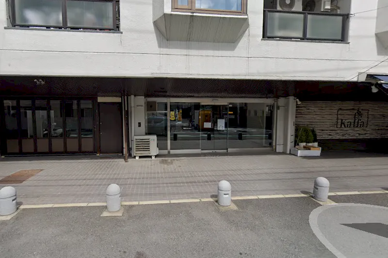【乃木坂駅6分】 各種ポップアップストアや展示販売会に最適なガラス張りで視認性の高い白基調の路面スペース
