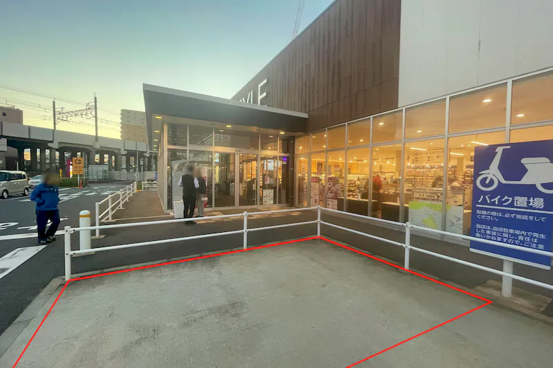 【イオンスタイル千葉みなと】キッチンカーでの出店に最適な施設出入口横にある屋外スペースの画像