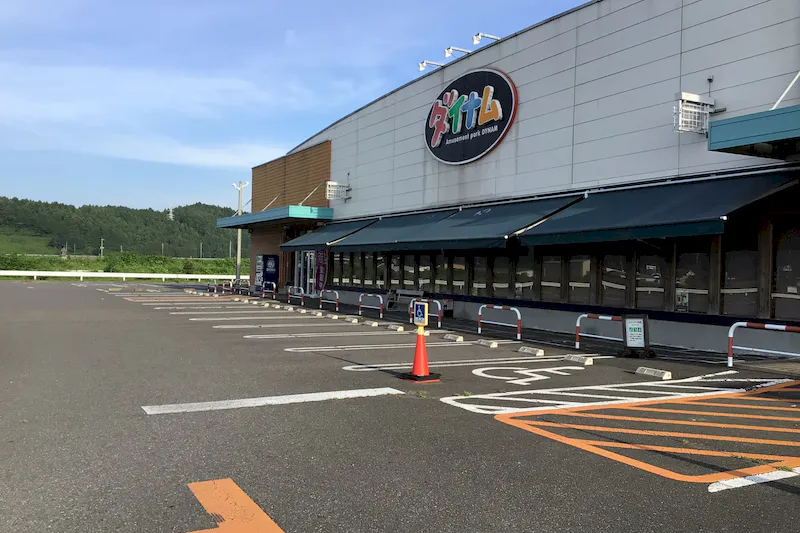 【ダイナム栃木矢板店｜割引キャンペーン実施中】キッチンカーや各種プロモーションイベントに最適なアミューズメント施設のイベントスペース（駐車場）