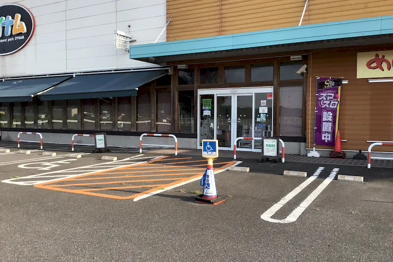 【ダイナム栃木矢板店｜割引キャンペーン実施中】キッチンカーや各種プロモーションイベントに最適なアミューズメント施設のイベントスペース（店舗入口前）