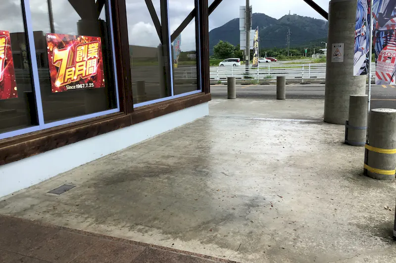 【ダイナム秋田五城目店｜割引キャンペーン実施中】プロモーションに最適なアミューズメント施設のイベントスペース(店舗出入口前）