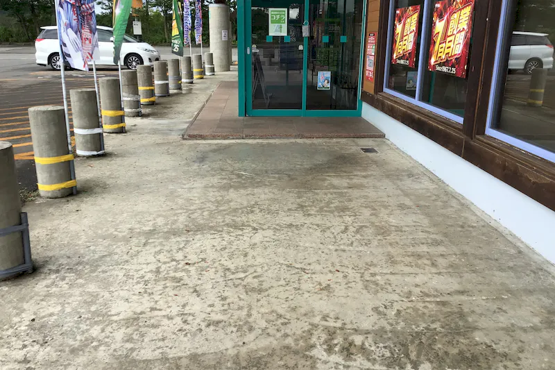 【ダイナム秋田五城目店｜割引キャンペーン実施中】プロモーションに最適なアミューズメント施設のイベントスペース(店舗出入口前）