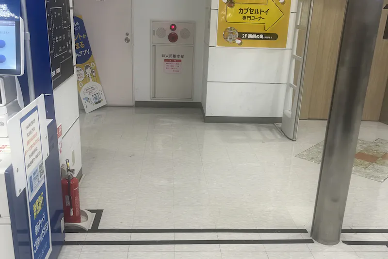 【メガセンタートライアル伊勢崎中央店】③食物販や出張販売に適したエレベーター横スペース（1階東側メイン出入口）